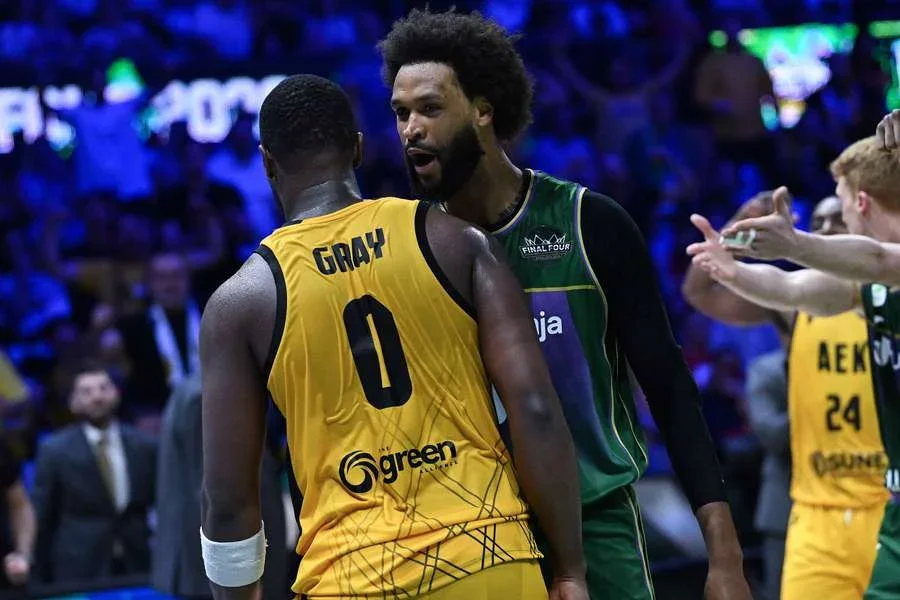 Gray y Webb III se encaran durante la semifinal de la BCL