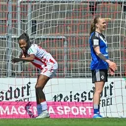 Kölns Lydia Andrade jubelt neben Annaleen Böhler und Michela Croatto (v.l./HSV)