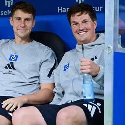 HSV-Sportdirektor Claus Costa (l.) mit den HSV-Trainern Merlin Polzin (r.) und Loic Favé