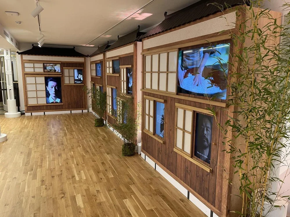 La exposición combina instalaciones artísticas, experiencias audiovisuales y actividades participativas para acercar al visitante a una visión contemporánea de Japón